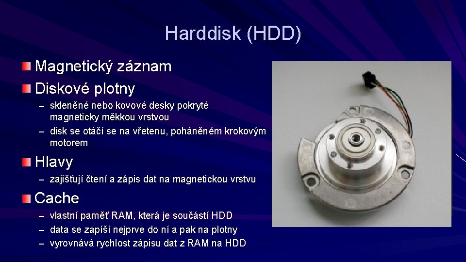 Harddisk (HDD) Magnetický záznam Diskové plotny – skleněné nebo kovové desky pokryté magneticky měkkou