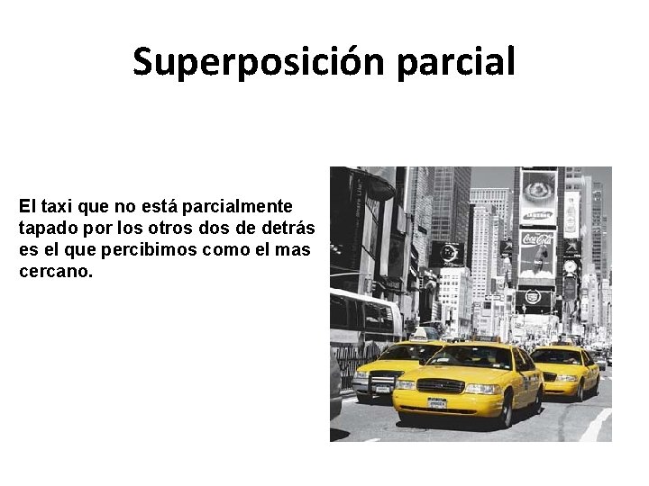 Superposición parcial El taxi que no está parcialmente tapado por los otros de detrás