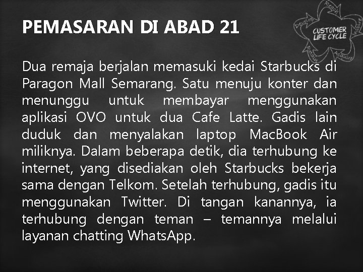 PEMASARAN DI ABAD 21 Dua remaja berjalan memasuki kedai Starbucks di Paragon Mall Semarang.