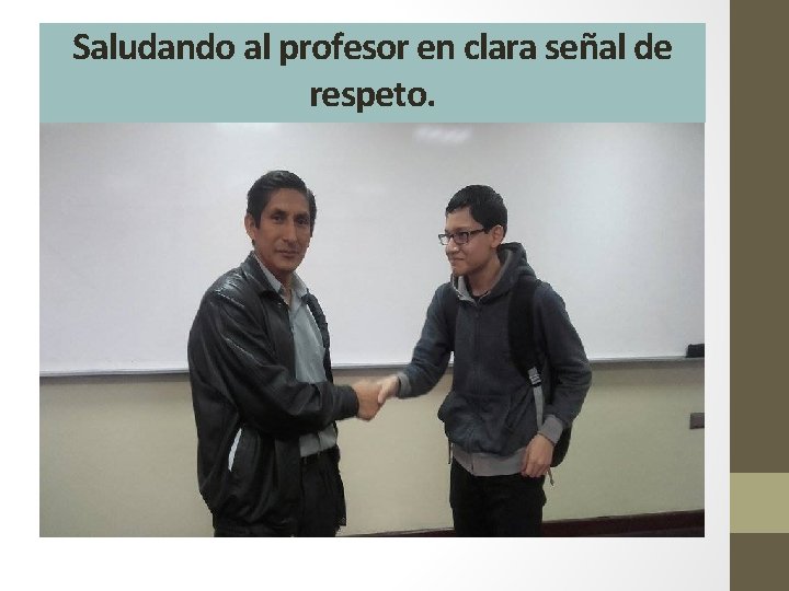 Saludando al profesor en clara señal de respeto. 