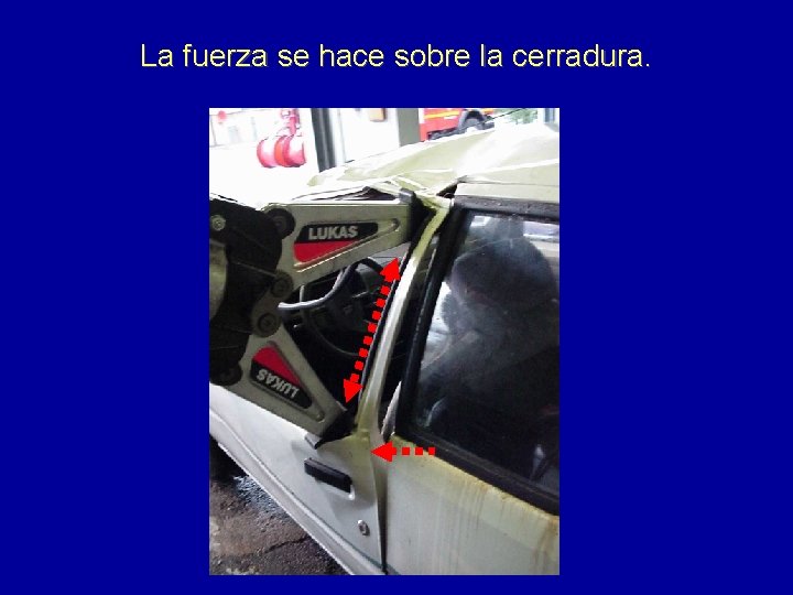 La fuerza se hace sobre la cerradura. 