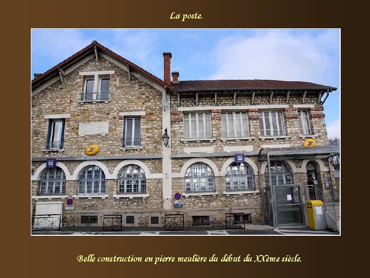 La poste. Belle construction en pierre meulière du début du XXème siècle. 