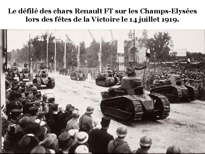 Le défilé des chars Renault FT sur les Champs-Elysées lors des fêtes de la