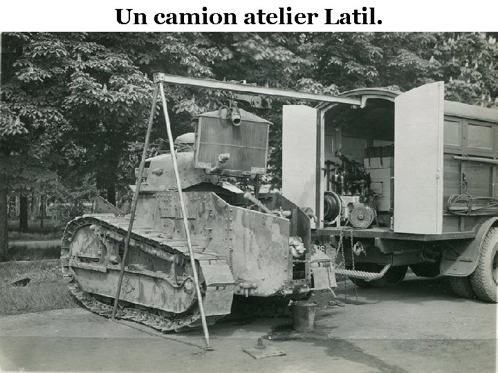 Un camion atelier Latil. 