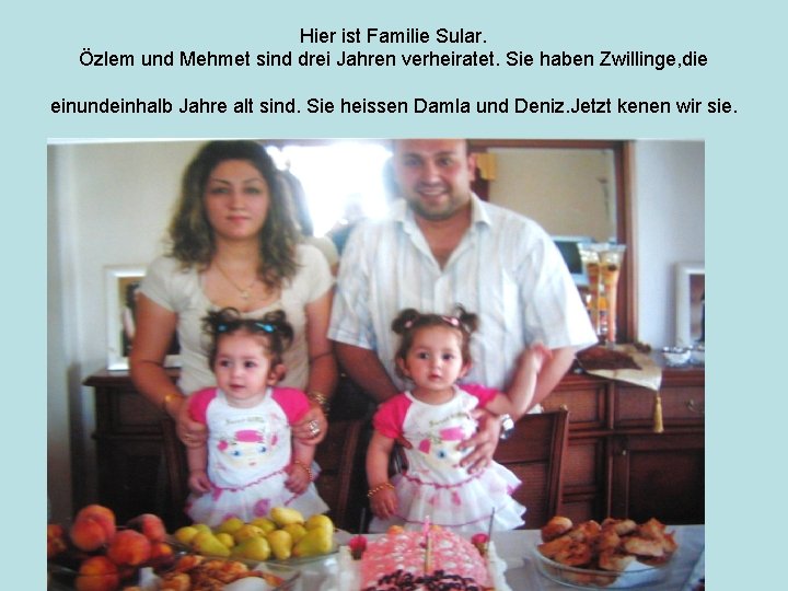 Hier ist Familie Sular. Özlem und Mehmet sind drei Jahren verheiratet. Sie haben Zwillinge,