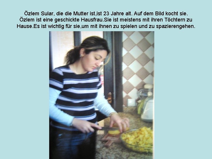 Özlem Sular, die Mutter ist, ist 23 Jahre alt. Auf dem Bild kocht sie.