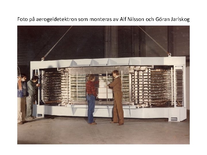 Foto på aerogeldetektron som monteras av Alf Nilsson och Göran Jarlskog 