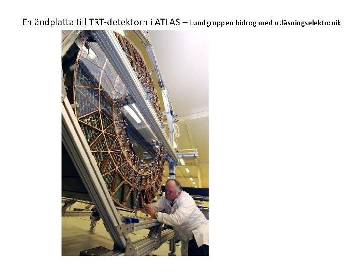 En ändplatta till TRT detektorn i ATLAS – Lundgruppen bidrog med utläsningselektronik 