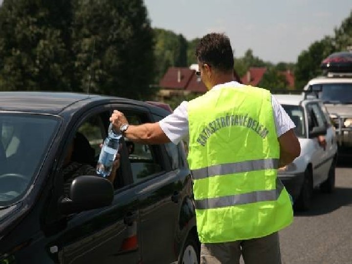 Hőségriasztás • Feladatok: – Közlekedési dugókban, nagyvárosokban, határátkelőknél vízosztás – Klimatizált épületek, helységek felmérése