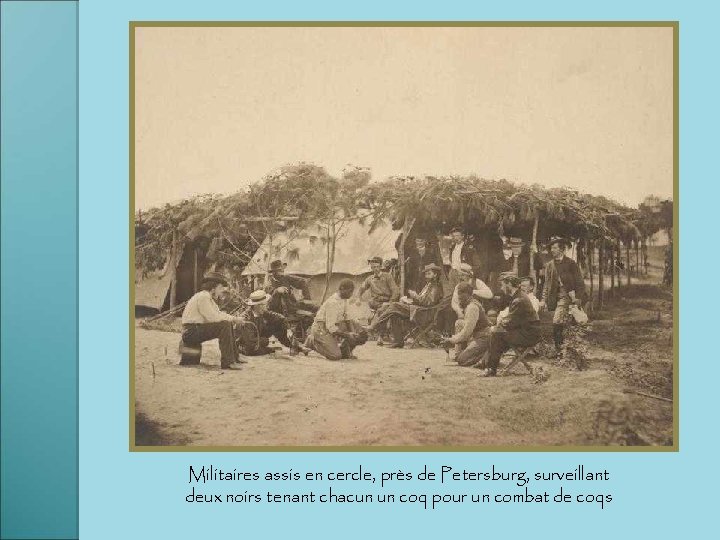 Militaires assis en cercle, près de Petersburg, surveillant deux noirs tenant chacun un coq