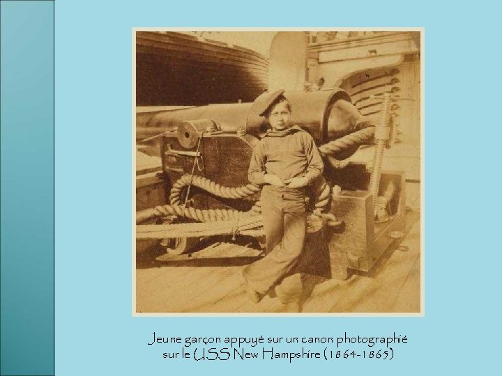 Jeune garçon appuyé sur un canon photographié sur le USS New Hampshire (1864 -1865)