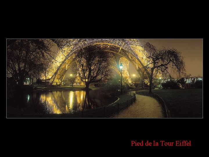 Pied de la Tour Eiffel 