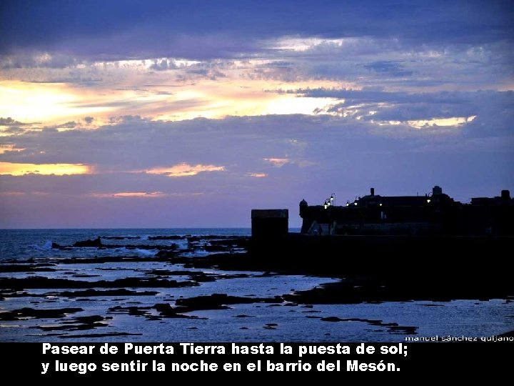 Pasear de Puerta Tierra hasta la puesta de sol; y luego sentir la noche