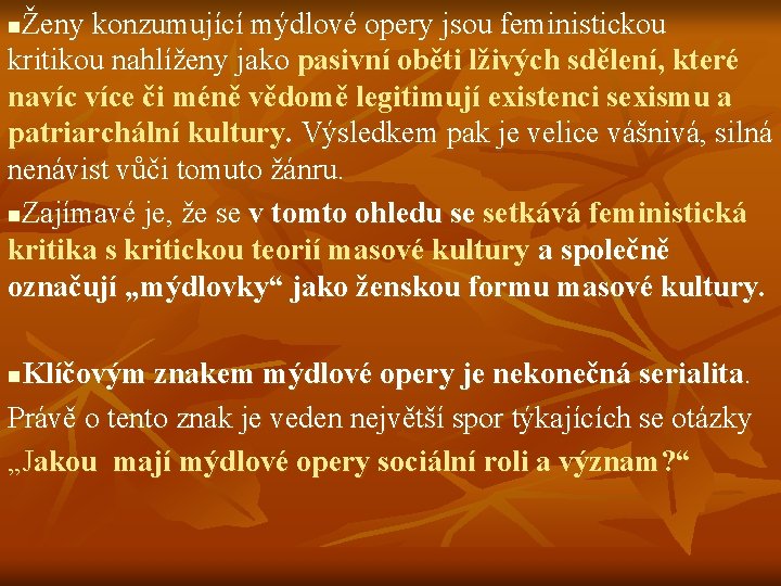 Ženy konzumující mýdlové opery jsou feministickou kritikou nahlíženy jako pasivní oběti lživých sdělení, které