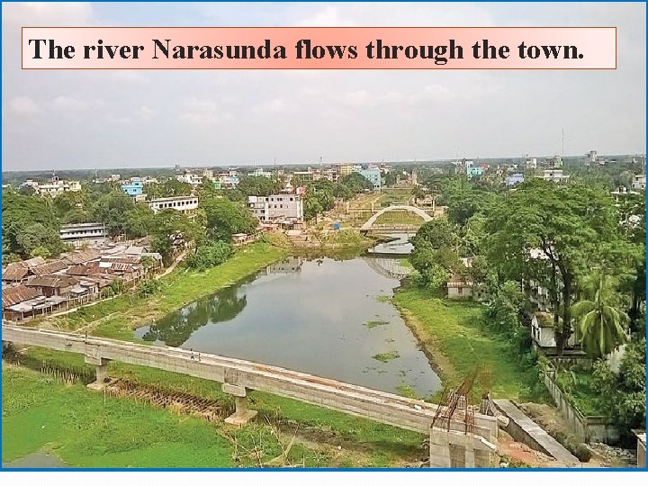 The river Narasunda flows through the town. 