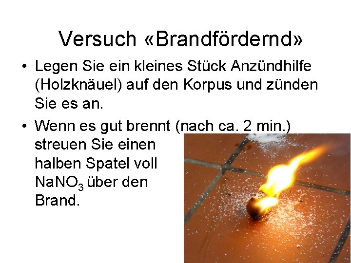 Versuch «Brandfördernd» • Legen Sie ein kleines Stück Anzündhilfe (Holzknäuel) auf den Korpus und