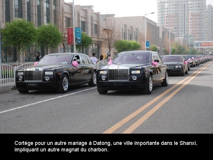 Cortège pour un autre mariage à Datong, une ville importante dans le Shanxi, impliquant