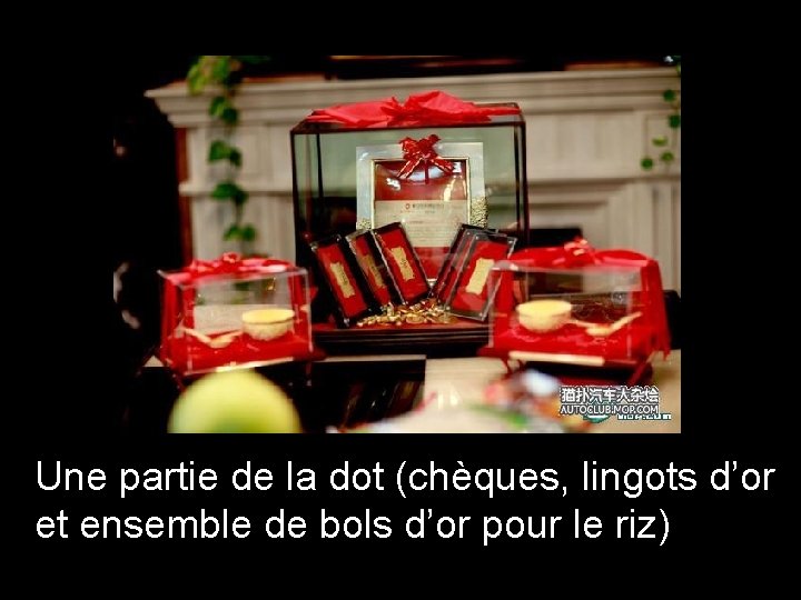 Une partie de la dot (chèques, lingots d’or et ensemble de bols d’or pour
