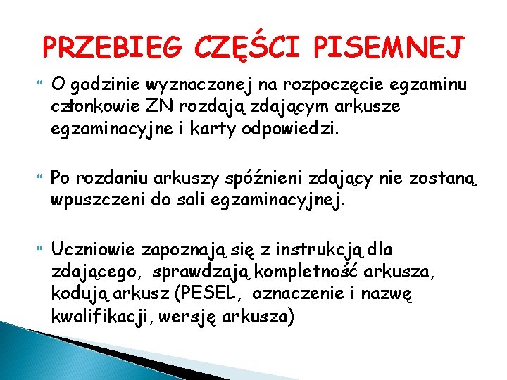 PRZEBIEG CZĘŚCI PISEMNEJ O godzinie wyznaczonej na rozpoczęcie egzaminu członkowie ZN rozdającym arkusze egzaminacyjne