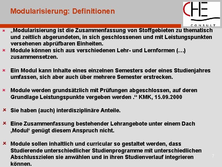 Modularisierung: Definitionen û „Modularisierung ist die Zusammenfassung von Stoffgebieten zu thematisch und zeitlich abgerundeten,