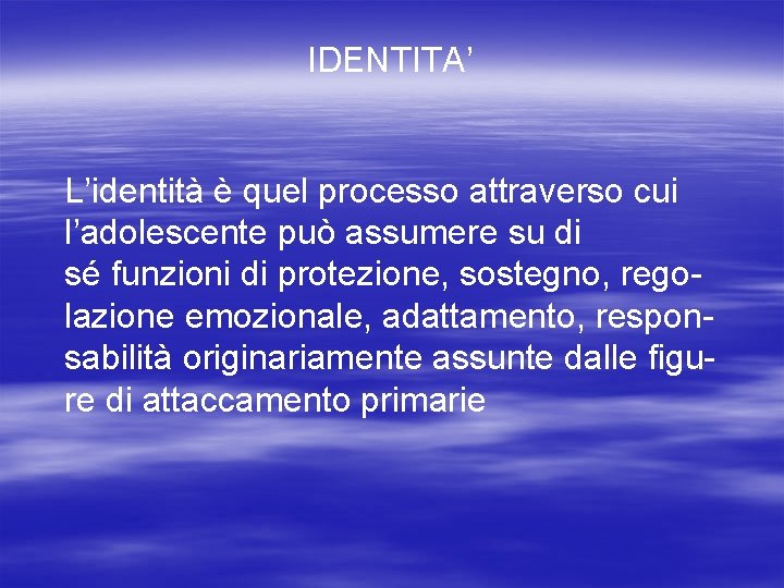 IDENTITA’ L’identità è quel processo attraverso cui l’adolescente può assumere su di sé funzioni