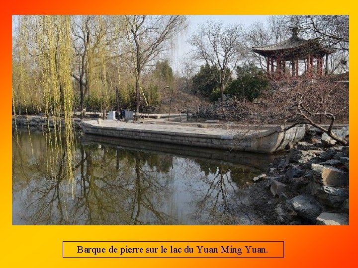 Barque de pierre sur le lac du Yuan Ming Yuan. 