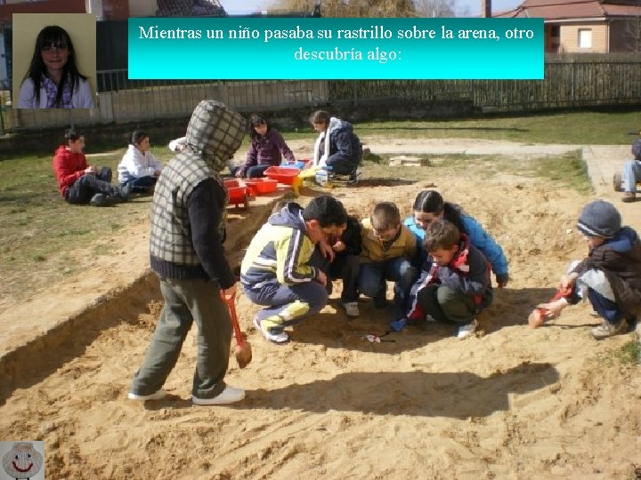 Mientras un niño pasaba su rastrillo sobre la arena, otro descubría algo: Mientras un niño pasaba su rastrillo sobre la arena, otro descubría algo: