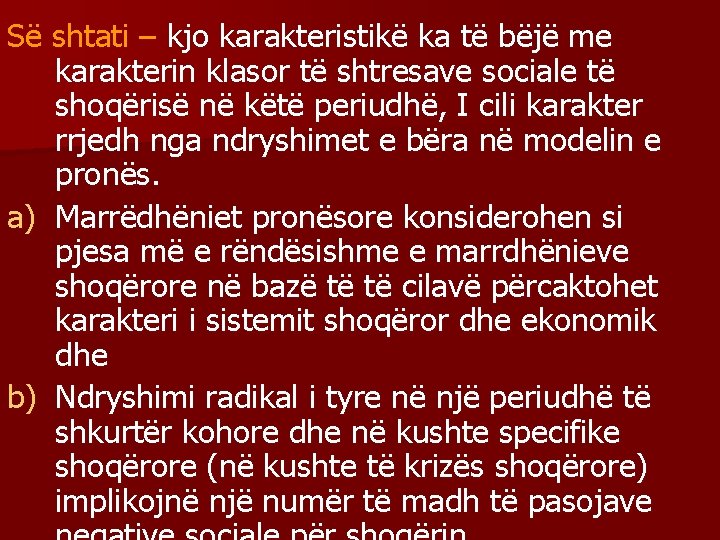 Së shtati – kjo karakteristikë ka të bëjë me karakterin klasor të shtresave sociale