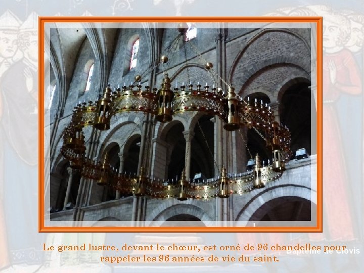 Le grand lustre, devant le chœur, est orné de 96 chandelles pour rappeler les