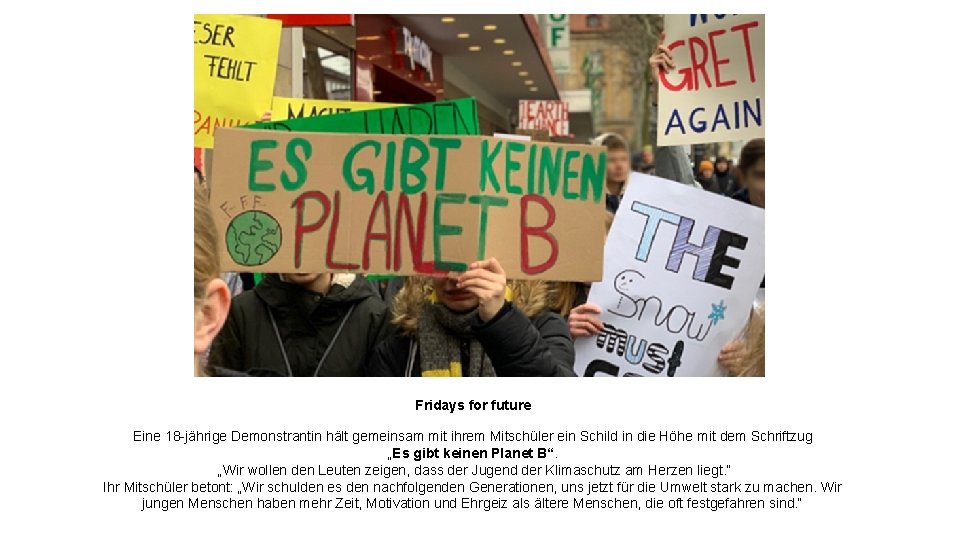 Fridays for future Eine 18 -jährige Demonstrantin hält gemeinsam mit ihrem Mitschüler ein Schild