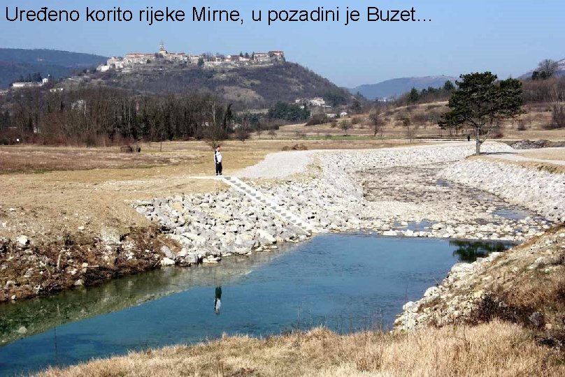 Uređeno korito rijeke Mirne, u pozadini je Buzet… 