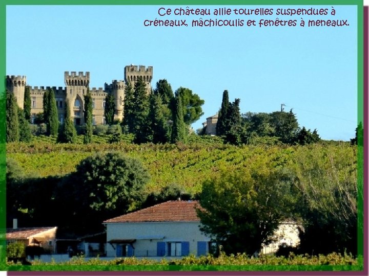 Ce château allie tourelles suspendues à créneaux, mâchicoulis et fenêtres à meneaux. 