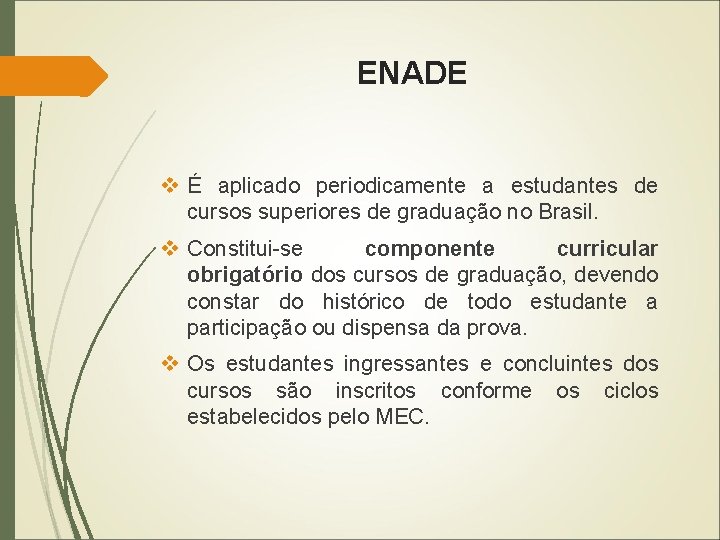 ENADE v É aplicado periodicamente a estudantes de cursos superiores de graduação no Brasil.