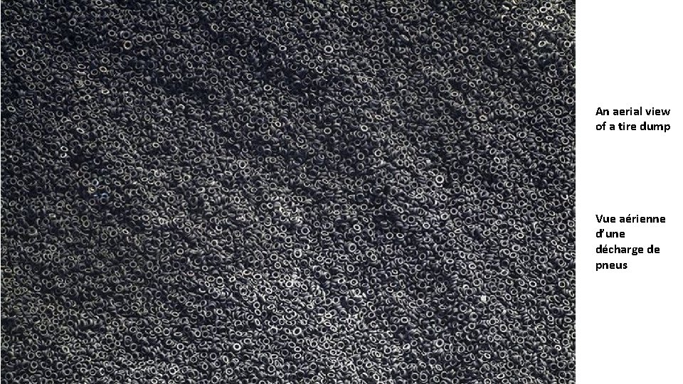 An aerial view of a tire dump Vue aérienne d’une décharge de pneus 