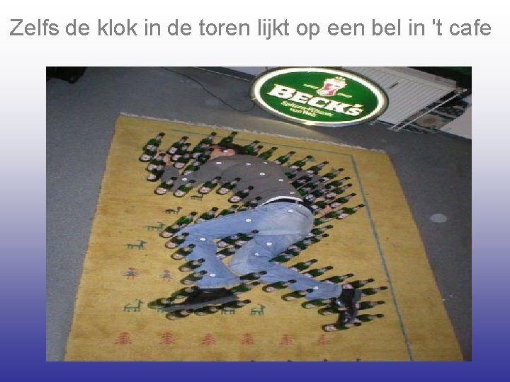 Zelfs de klok in de toren lijkt op een bel in 't cafe 