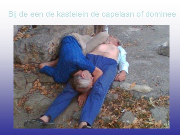 Bij de een de kastelein de capelaan of dominee 