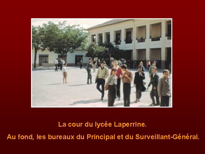 La cour du lycée Laperrine. Au fond, les bureaux du Principal et du Surveillant-Général.