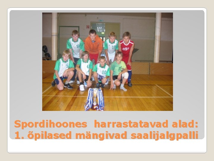 Spordihoones harrastatavad alad: 1. õpilased mängivad saalijalgpalli 