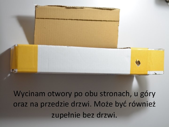 Wycinam otwory po obu stronach, u góry oraz na przedzie drzwi. Może być również