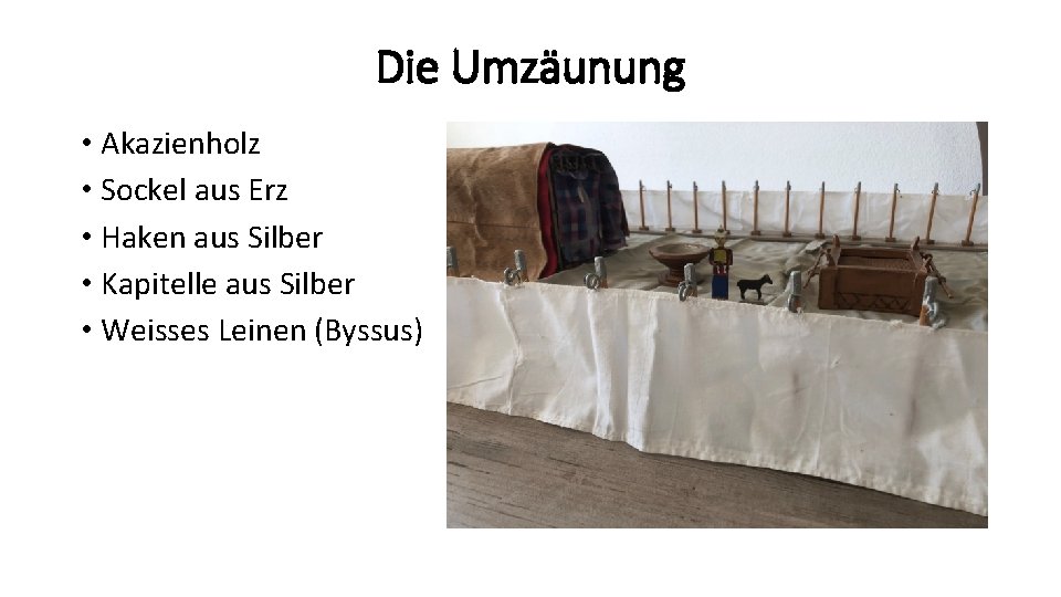 Die Umzäunung • Akazienholz • Sockel aus Erz • Haken aus Silber • Kapitelle