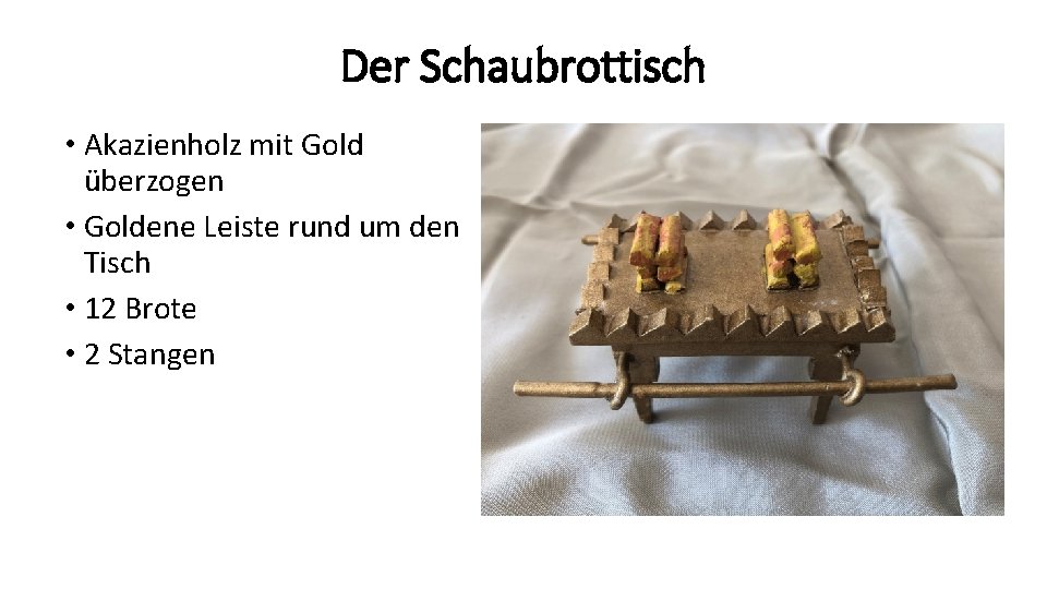 Der Schaubrottisch • Akazienholz mit Gold überzogen • Goldene Leiste rund um den Tisch