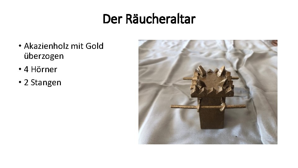 Der Räucheraltar • Akazienholz mit Gold überzogen • 4 Hörner • 2 Stangen 