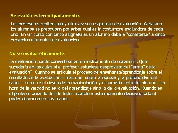 Se evalúa estereotipadamente. Los profesores repiten una y otra vez sus esquemas de evaluación.