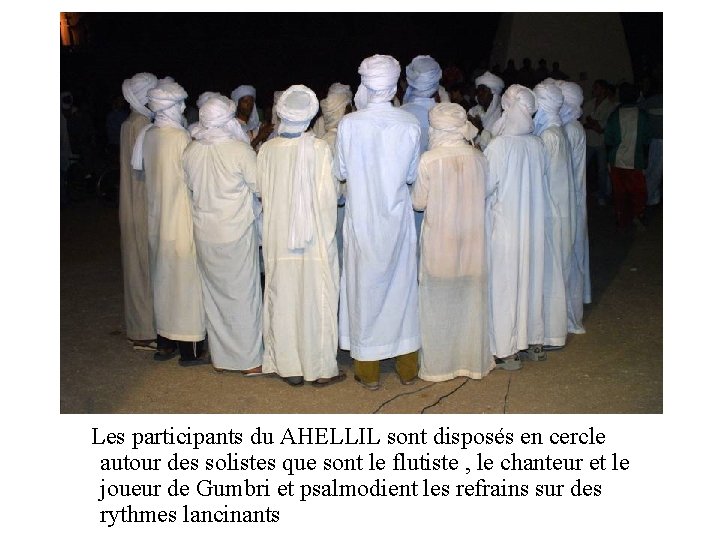 Les participants du AHELLIL sont disposés en cercle autour des solistes que sont le