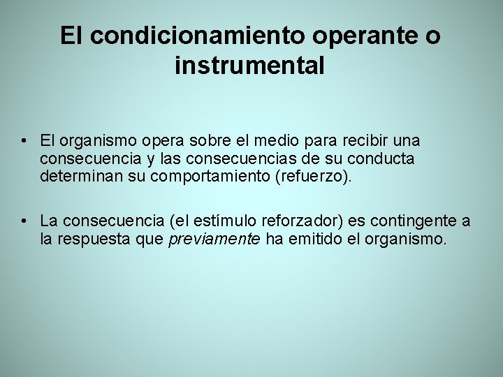 El condicionamiento operante o instrumental • El organismo opera sobre el medio para recibir