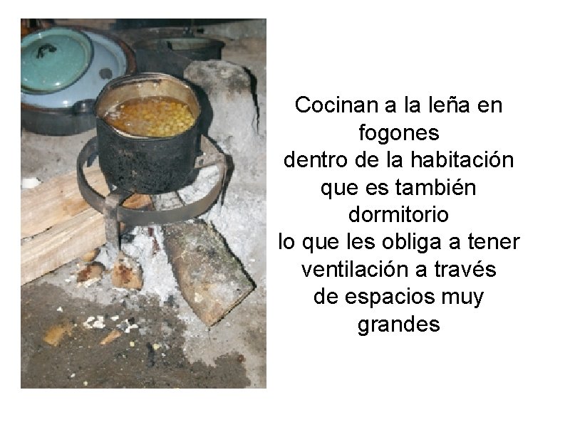 Cocinan a la leña en fogones dentro de la habitación que es también dormitorio