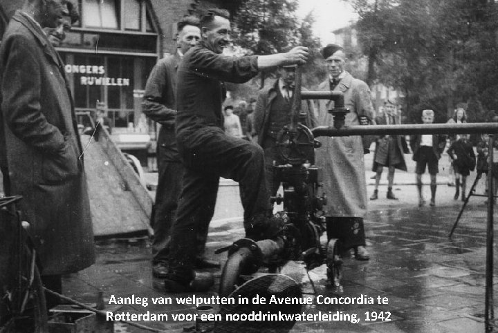 Aanleg van welputten in de Avenue Concordia te Rotterdam voor een nooddrinkwaterleiding, 1942 