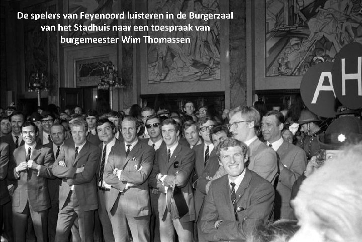 De spelers van Feyenoord luisteren in de Burgerzaal van het Stadhuis naar een toespraak