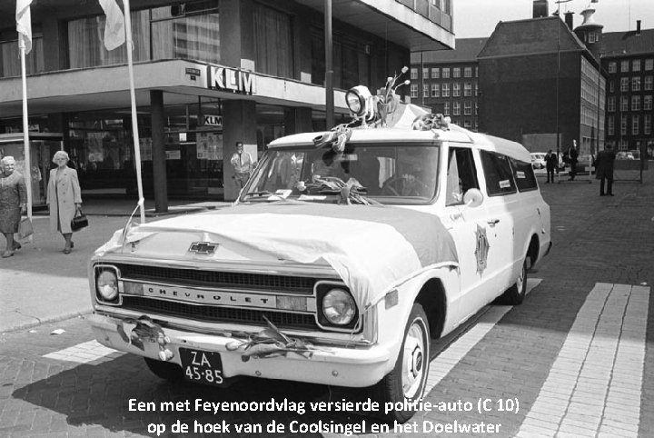 Een met Feyenoordvlag versierde politie-auto (C 10) op de hoek van de Coolsingel en