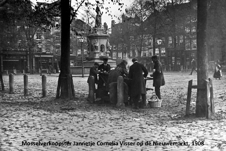 Mosselverkoopster Jannetje Cornelia Visser op de Nieuwemarkt, 1908 